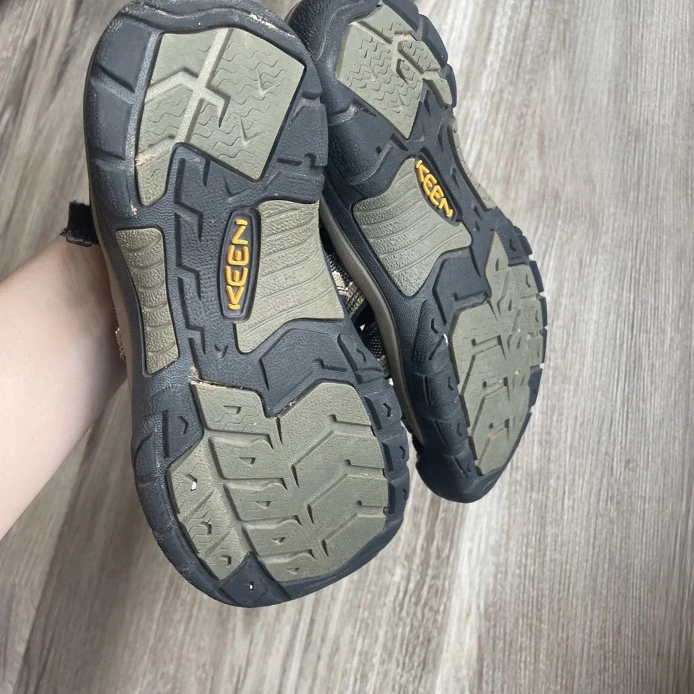 Keen Newport H2 Waterproof Kids Size 2 Hiking Trail Sandals Black‎ Close Toe